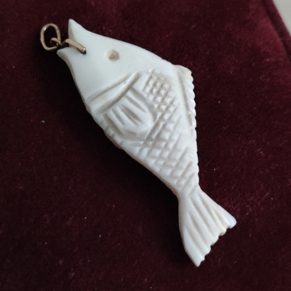 Vintage Antique? Undyed Conch Shell fish pendant 14K Gold🐟 - Picture 2 of 16